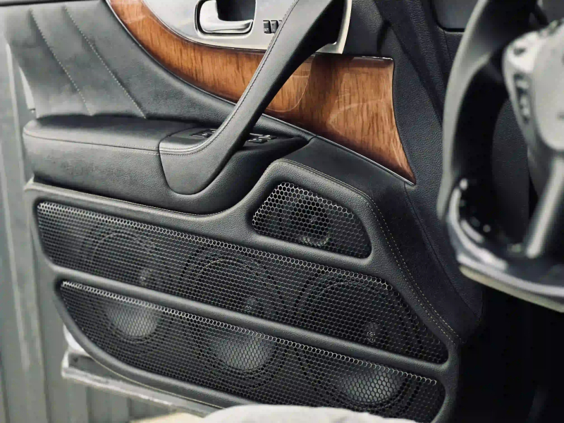 Установка автозвука в Infiniti, изготовление дверных карт